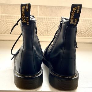 Dr. Martens w/ orig. box: Size 5 US woman style # 1460J